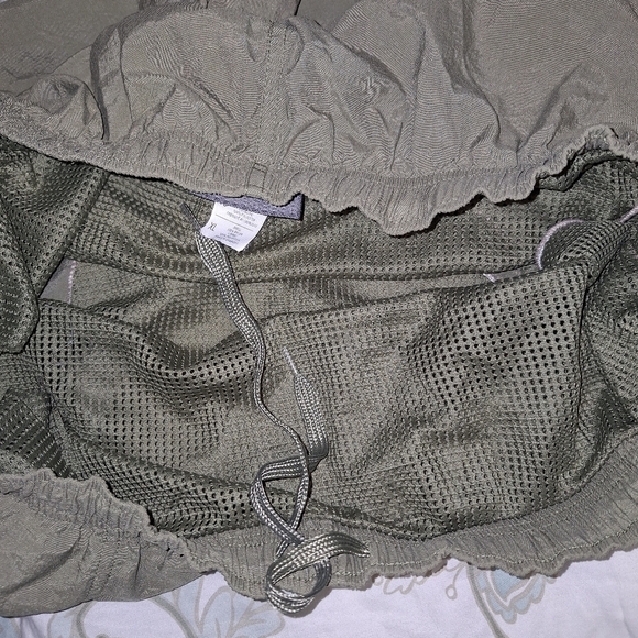 A pair of Speedo men's swim trunks in a size XL. Pre-loved in great condition - Picture 5 of 6